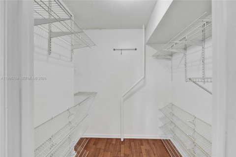 Condo in Hallandale Beach, Florida, 1 bedroom № 2256110 - photo 15