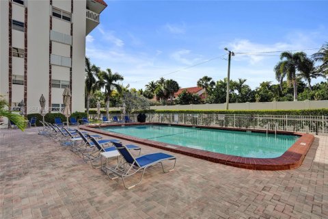 Condo in Hallandale Beach, Florida, 1 bedroom № 2256110 - photo 24