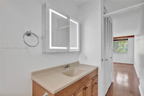 Condo in Hallandale Beach, Florida, 1 bedroom № 2256110 - photo 20