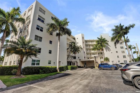 Condo in Hallandale Beach, Florida, 1 bedroom № 2256110 - photo 3