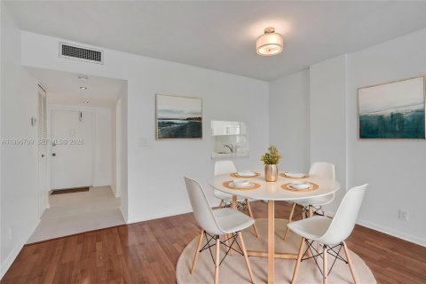 Condo in Hallandale Beach, Florida, 1 bedroom № 2256110 - photo 9