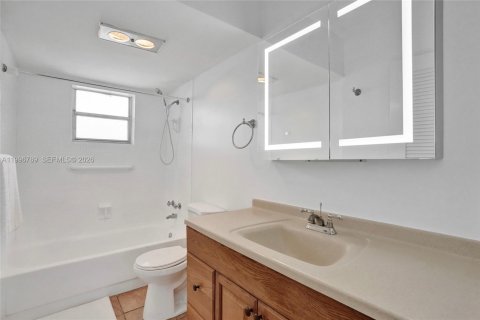Condo in Hallandale Beach, Florida, 1 bedroom № 2256110 - photo 21