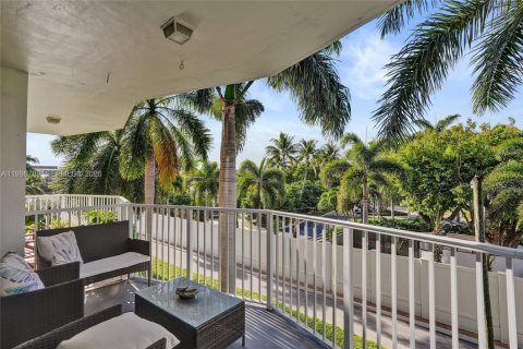Condo in Hallandale Beach, Florida, 1 bedroom № 2256110 - photo 5