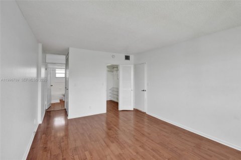 Condo in Hallandale Beach, Florida, 1 bedroom № 2256110 - photo 22