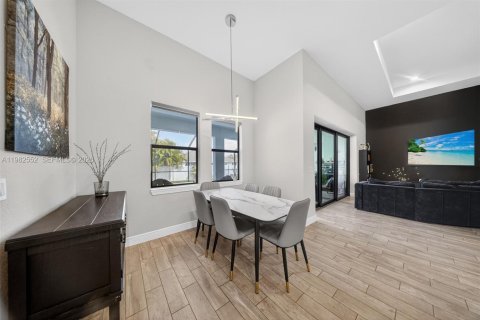 Casa en venta en Cape Coral, Florida, 4 dormitorios, 186.73 m2 № 2049674 - foto 9