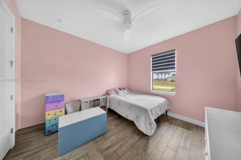 Casa en venta en Cape Coral, Florida, 4 dormitorios, 186.73 m2 № 2049674 - foto 13