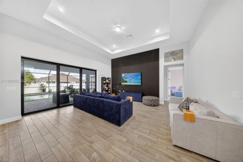 Casa en venta en Cape Coral, Florida, 4 dormitorios, 186.73 m2 № 2049674 - foto 2