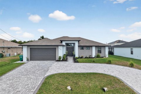 Casa en venta en Cape Coral, Florida, 4 dormitorios, 186.73 m2 № 2049674 - foto 1