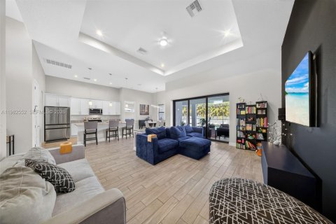 Casa en venta en Cape Coral, Florida, 4 dormitorios, 186.73 m2 № 2049674 - foto 5