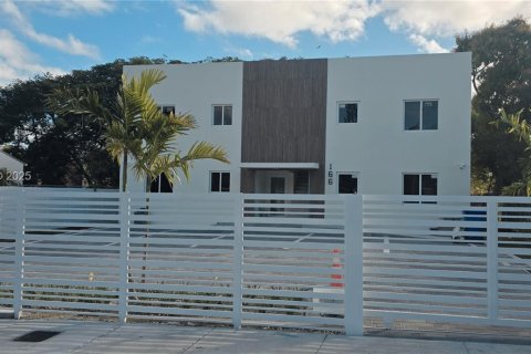 Casa en alquiler en Miami, Florida, 2 dormitorios, 78.97 m2 № 1991254 - foto 1
