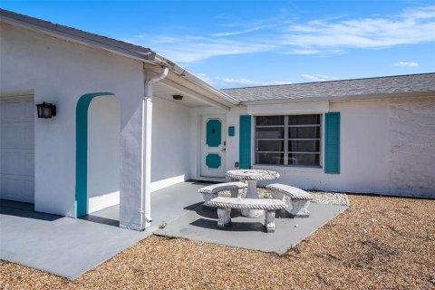House in New Port Richey, Florida 2 bedrooms, 135.45 sq.m. № 1847107 - photo 3