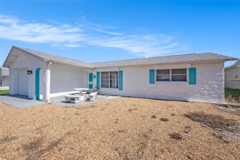 House in New Port Richey, Florida 2 bedrooms, 135.45 sq.m. № 1847107 - photo 1
