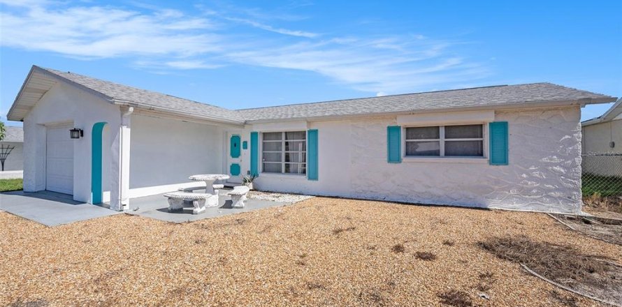 House in New Port Richey, Florida 2 bedrooms, 135.45 sq.m. № 1847107