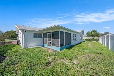 House in New Port Richey, Florida 2 bedrooms, 135.45 sq.m. № 1847107 - photo 24