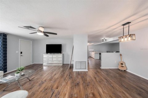 House in New Port Richey, Florida 2 bedrooms, 135.45 sq.m. № 1847107 - photo 9