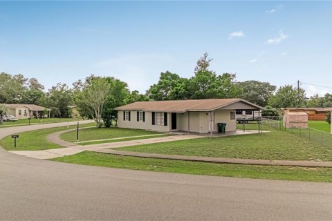 House in Deltona, Florida 3 bedrooms, 116.87 sq.m. № 2316459