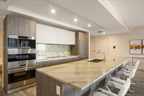 Copropriété à louer à Miami, Floride: 2 chambres, 211.63 m2 № 2037980 - photo 2