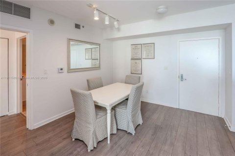 Condo in Miami, Florida, 2 bedrooms  № 2052975 - photo 8