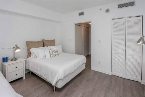 Condo in Miami, Florida, 2 bedrooms  № 2052975 - photo 23