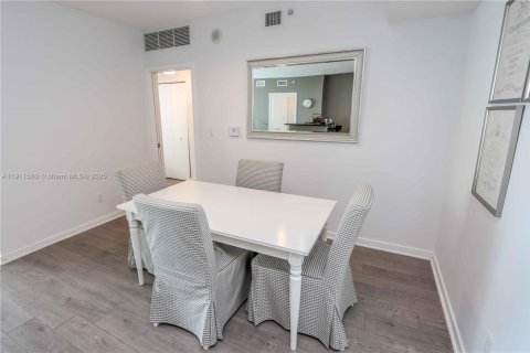 Condo in Miami, Florida, 2 bedrooms  № 2052975 - photo 9