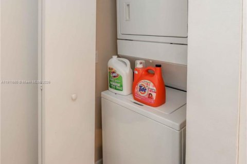 Condo in Miami, Florida, 2 bedrooms  № 2052975 - photo 25