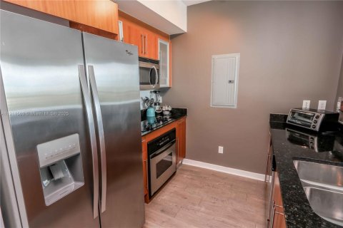 Condo in Miami, Florida, 2 bedrooms  № 2052975 - photo 12