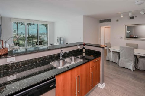Condo in Miami, Florida, 2 bedrooms  № 2052975 - photo 15