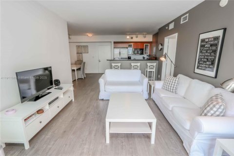 Condo in Miami, Florida, 2 bedrooms  № 2052975 - photo 6