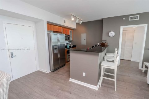 Condo in Miami, Florida, 2 bedrooms  № 2052975 - photo 11