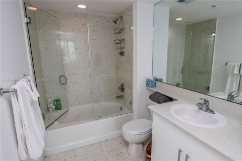 Condo in Miami, Florida, 2 bedrooms  № 2052975 - photo 19
