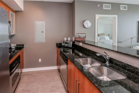 Condo in Miami, Florida, 2 bedrooms  № 2052975 - photo 13