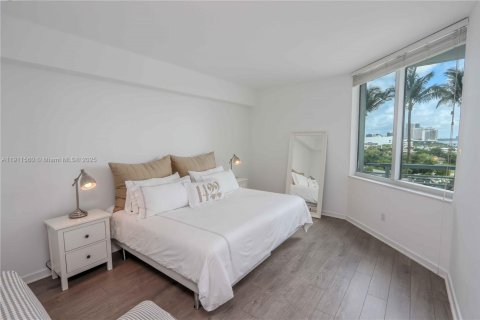 Condo in Miami, Florida, 2 bedrooms  № 2052975 - photo 17