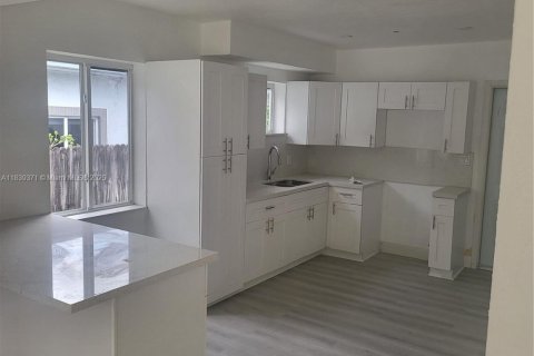 Casa en venta en North Miami, Florida, 2 dormitorios, 89.19 m2 № 1827489 - foto 4