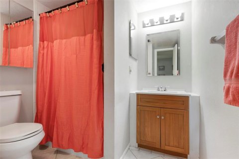 Condo in Englewood, Florida, 2 bedrooms  № 2099825 - photo 26