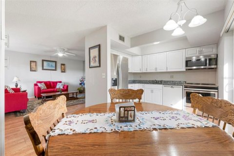 Condo in Englewood, Florida, 2 bedrooms  № 2099825 - photo 15