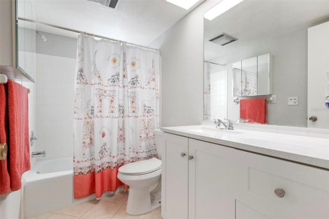 Condo in Englewood, Florida, 2 bedrooms  № 2099825 - photo 22