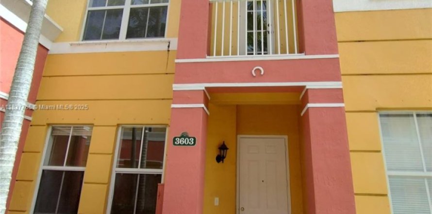 Touwnhouse à Royal Palm Beach, Floride 3 chambres, 179.49 m2 № 1823392