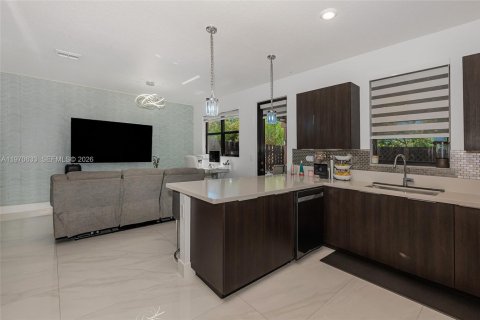 Townhouse in Doral, Florida 3 bedrooms, 195.09 sq.m. № 2031332 - photo 13