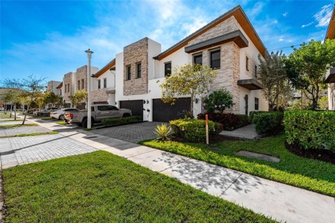 Townhouse in Doral, Florida 3 bedrooms, 195.09 sq.m. № 2031332 - photo 1