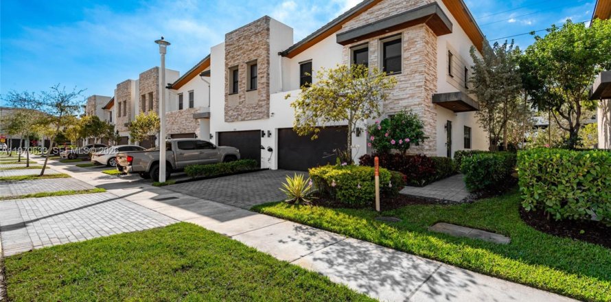 Townhouse in Doral, Florida 3 bedrooms, 195.09 sq.m. № 2031332