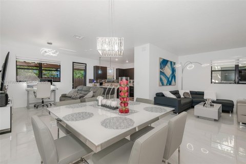 Townhouse in Doral, Florida 3 bedrooms, 195.09 sq.m. № 2031332 - photo 7