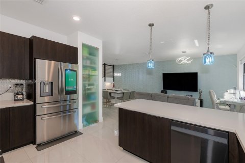 Townhouse in Doral, Florida 3 bedrooms, 195.09 sq.m. № 2031332 - photo 14