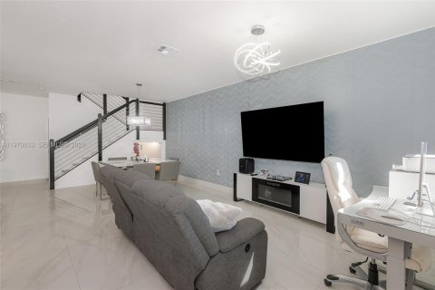 Townhouse in Doral, Florida 3 bedrooms, 195.09 sq.m. № 2031332 - photo 10