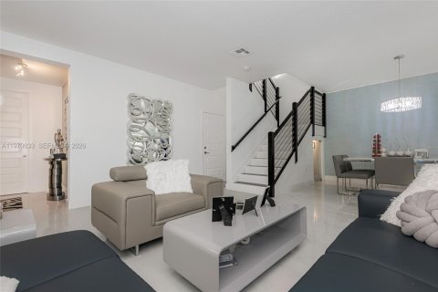 Townhouse in Doral, Florida 3 bedrooms, 195.09 sq.m. № 2031332 - photo 5