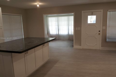 Villa ou maison à louer à Plantation, Floride: 2 chambres, 103.49 m2 № 1975274 - photo 11