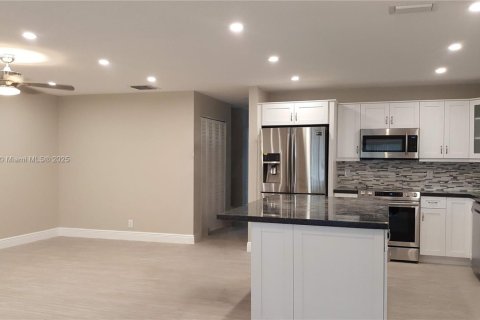 Villa ou maison à louer à Plantation, Floride: 2 chambres, 103.49 m2 № 1975274 - photo 6