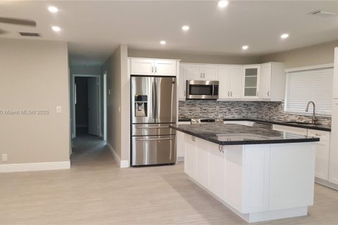 Villa ou maison à louer à Plantation, Floride: 2 chambres, 103.49 m2 № 1975274 - photo 5