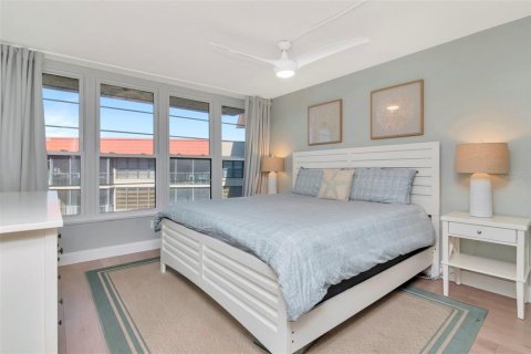 Condo in Redington Shores, Florida, 2 bedrooms  № 2226522 - photo 14