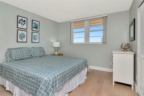 Condo in Redington Shores, Florida, 2 bedrooms  № 2226522 - photo 17