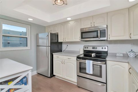 Condo in Redington Shores, Florida, 2 bedrooms  № 2226522 - photo 4
